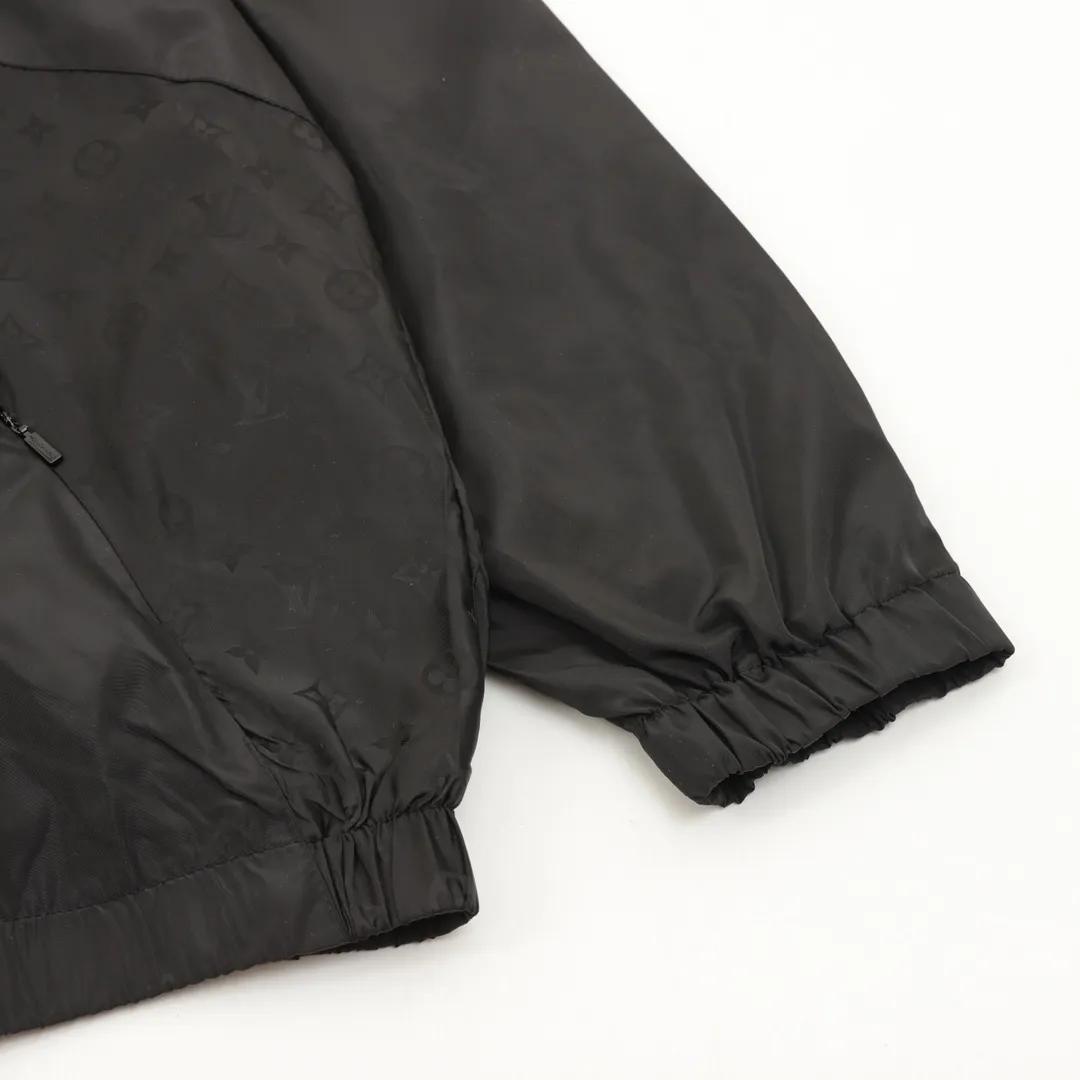 🅿️570 Louis Vuitton/Louis Vuitton presbyopia all-over printed windbreaker zipper jacket. Purchase the original version and have it printed immediately. The fabric is made of custom densely spun technical fabric that is light and thin, and the upper body is silky and breathable. Infrared positioning cutting, workwear-style windbreaker design, the upper body is invincible and versatile. All details are customized and developed, and all hardware and accessories are restored to ZP. Size：XS-L